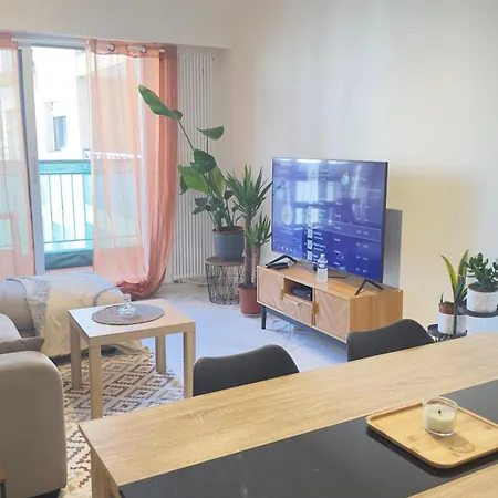 Apartment Magnifique Grand 2 Pieces Moderne Lumineux Au Calme Avec Grande Terrasse A 15mn En Bus Centre-ville, Gare Et Promenade Des