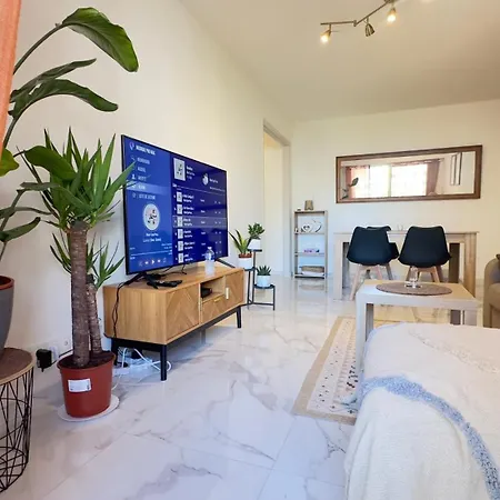 Apartment Magnifique Grand 2 Pieces Moderne Lumineux Au Calme Avec Grande Terrasse A 15mn En Bus Centre-ville, Gare Et Promenade Des Nice