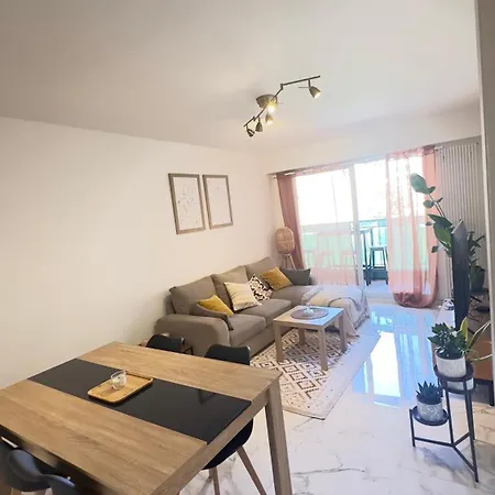 Apartment Magnifique Grand 2 Pieces Moderne Lumineux Au Calme Avec Grande Terrasse A 15mn En Bus Centre-ville, Gare Et Promenade Des